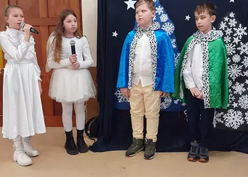 Uczniowie klasy trzeciej w trakcie przedstawienia