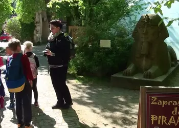 Uczniowie przy sfinksie