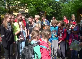 Uczniowie podczas zwiedzania ekspozycji w Ogrodzie Sztuk i Tolerancji