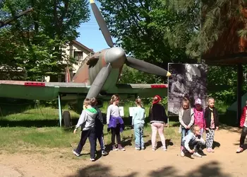 Uczniowie podziwiają samolot