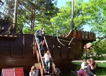 Uczniowie podziwiają okręt