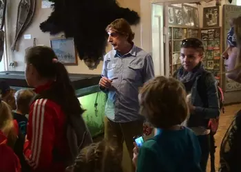 Uczniowie podczas zwiedzania muzeum