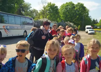 Uczniowie przed rozpoczęciem zwiedzania