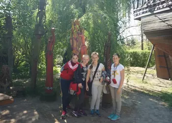 Dziewczęta przy afrykańskich posągach