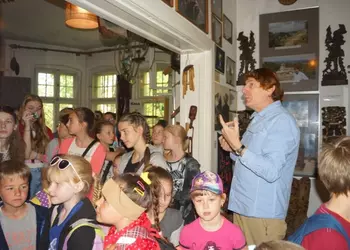 Uczniowie słuchają opowieści o podróżach Arkadego Fiedlera