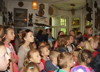 Uczniowie podziwiają zabiory z podróży Arkadego Fiedlera