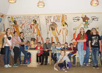 Uczniowie zwiedzają wystawę związaną z Egiptem