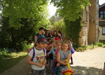 Uczniowie wchodzą na teren muzeum