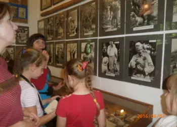 Uczniowie podziwiają fotografie związane z podróżami Arkadego Fiedler