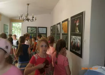 Uczniowie podziwiają zdjęcia z podróży