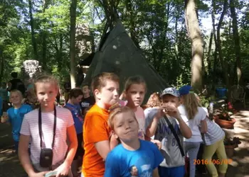 Uczniowie zwiedzają ekspozycje w Ogrodzie Sztuk i Tolerancji