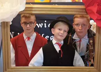 Uczniowie pozują w ramie