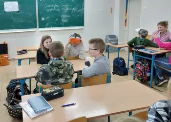 Uczniowie klasy piątej podczas lekcji historii z goglami VR