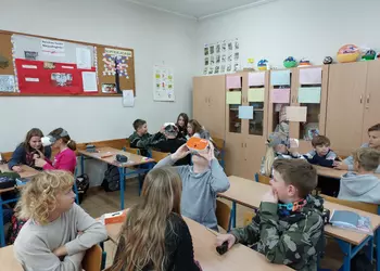 Uczniowie korzystają z gogli VR podczas lekcji historii