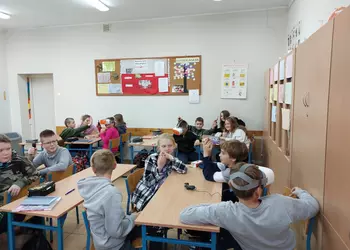 Uczniowie pracują w grupach, korzystając z gogli VR