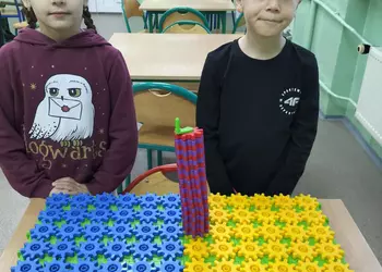 Uczniowie prezentują swoją konstrukcję z klocków