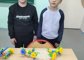 Uczniowie ze swoimi konstrukcjami