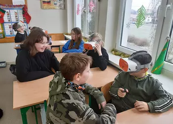 Uczniowie klasy piątej podczas zajęć z goglami VR