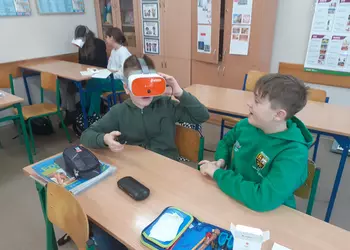 Uczniowie klasy 5 podczas zajęć z goglami VR