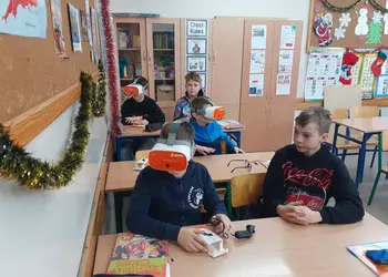 Uczniowie klasy 6 podczas zajęć z goglami VR