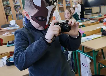 Chłopiec z aparatem fotograficznym