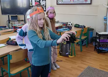 Dziewczynka z klasy 3 wykonuje zdjęcie