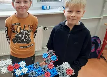 Maciej i Alan z klasy 1 ze spadającą gwiazdką