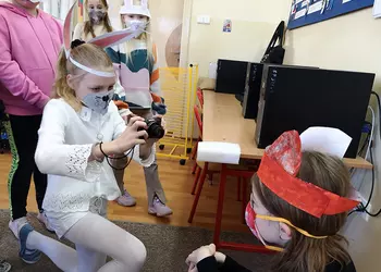 Uczniowie klasy 3 fotografują kolegów w maskach zwierząt
