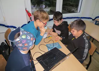 Chłopcy z Koła Młodego Konstruktora pracują z zestawem Be Creo kit