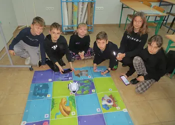 Czwartoklasiści z Koła Młodego Konstruktora programują z robotem Photon