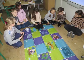 Uczniowie z Koła Młodego Konstruktora programują z robotem Photon