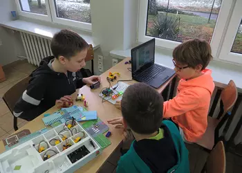 Uczniowie z Koła Młodego Konstruktora programują z zestawem Be Creo Kit