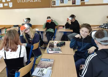 Uczniowie klasy 6a korzystający z gogli VR podczas zajęć historii