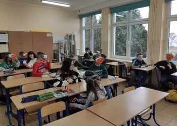 Uczniowie klasy 6b korzystający z gogli VR podczas zajęć historii