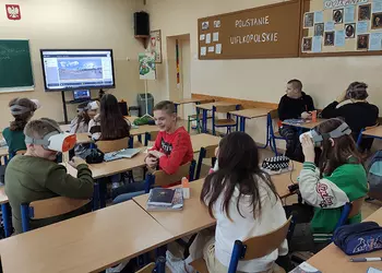Uczniowie klasy 6b odbywają wirtualny spacer po Placu św. Piotra używajac gogli VR