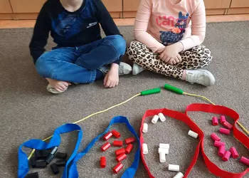 Dwoje uczniów podczas tworzenia kolekcji z klocków