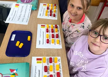 Uczniowie klasy 2 rozróżniają czasowniki i rzeczowniki