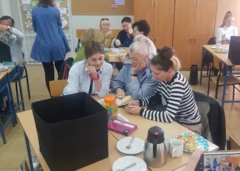 Nauczycielki wykonują zadania podczas szkolenia z taksonomii