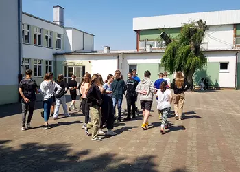 Uczniowie klas ósmych podczas próby poloneza