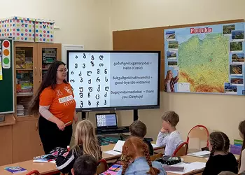 Wolontariuszka z Gruzji uczy dzieci zwrotów grzecznościowych