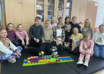 Klasa 3aP i przejazd kolejowy wykonany z klocków KORBO w ramach zajęć Bezpieczny przejazd