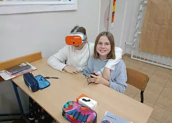 Uczennice z klasy 6b korzystają z gogli VR