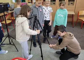 Uczniowie klasy 3 przygotowują studio fotograficzne