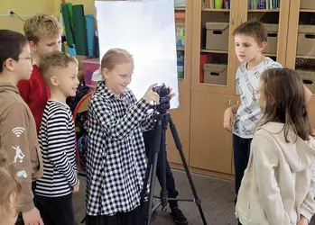 Uczennica wykonuje zdjęcie swojej koleżance