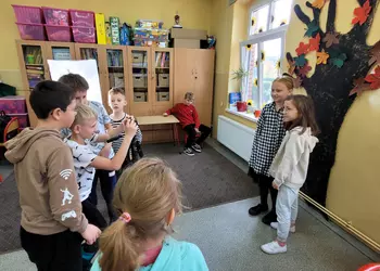 Uczniowie wykonują zdjęcie