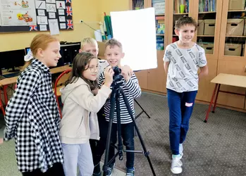 Uczniowie podczas wykonywania zdjęć