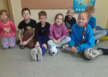 Uczniowie kl. 3W z robotem Photon