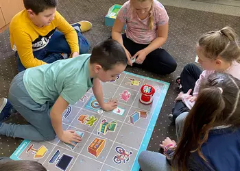 Uczniowie klasy 2 podczas zabaw z robotem Super Doc