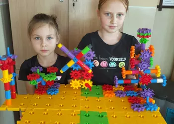 Dwie uczennice ze swoimi konstrukcjami