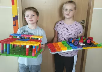 Dziewczęta z klasy 2 ze swoimi konstrukcjami